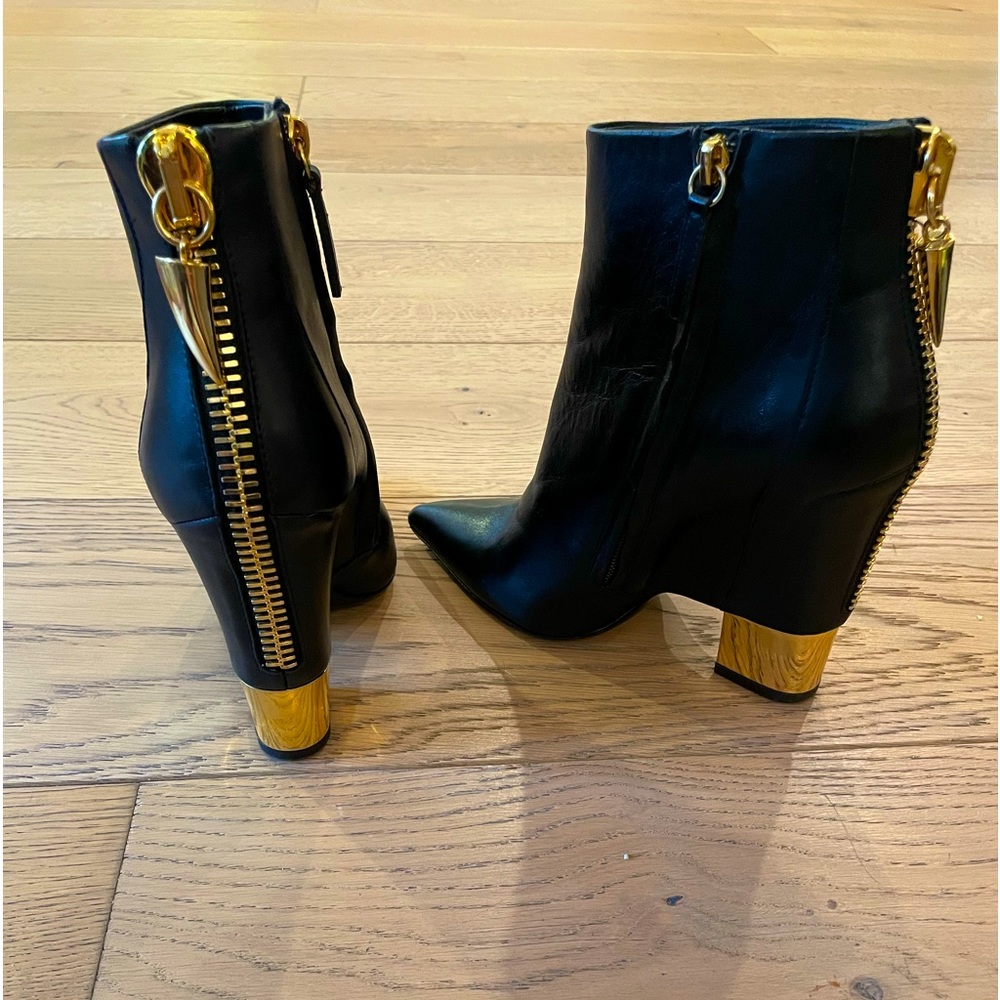 Like new sexy Giuseppe Zanotti leather zip up ankle boots